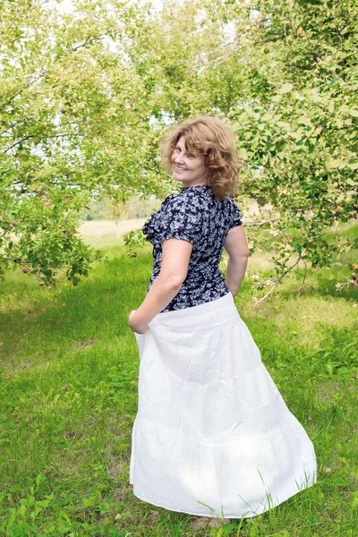 Femme d'âge moyen dans le parc — Photo