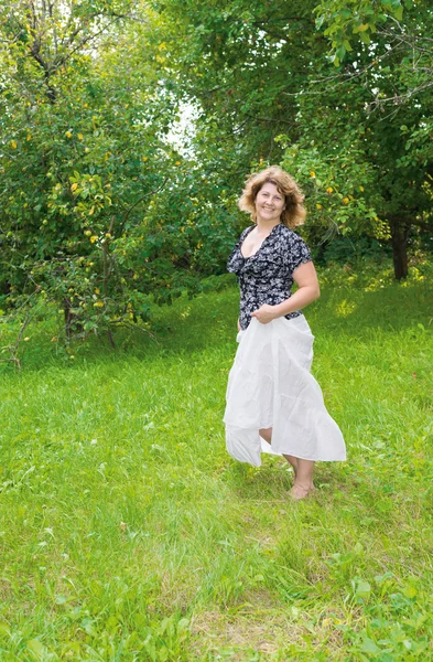 Женщина средних лет в парке — стоковое фото