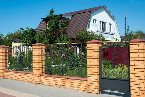 Прекрасный семейный дом кирпичный забор — стоковое фото