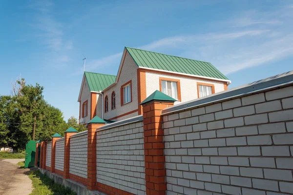 Csodálatos családi ház egy falazott kerítés — Stock Fotó
