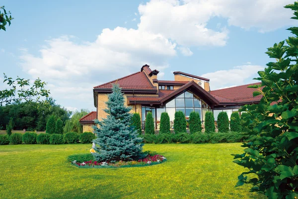 Casa de campo moderna com elementos de design de paisagem — Fotografia de Stock