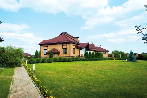 Moderne cottage met elementen van het ontwerp van het landschap — Stockfoto