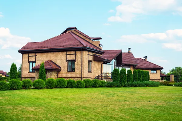 Chalet moderne avec des éléments de design paysager Images De Stock Libres De Droits