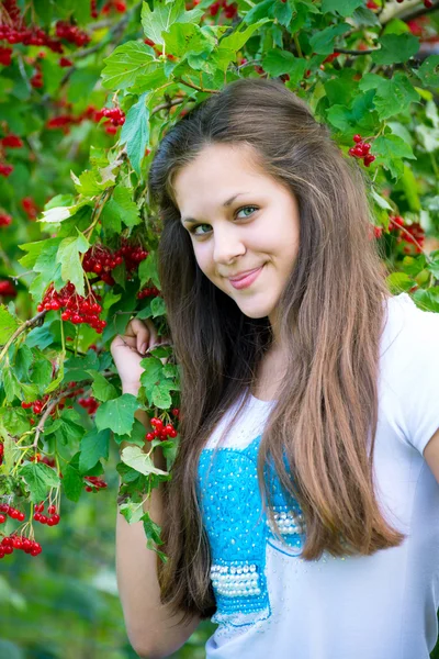 Adolescente chica cerca de la rojo viburnum — Foto de Stock