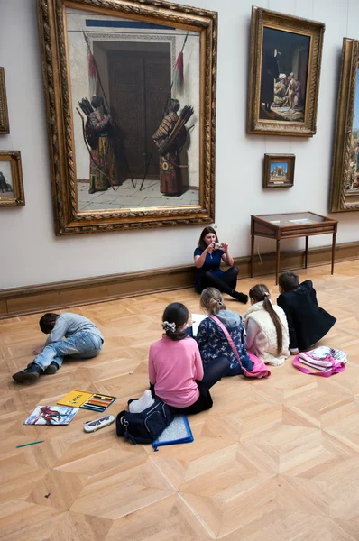 Παιδιά ζωγραφίζουν κάθεται στο πάτωμα με την αίθουσα τέχνης tretyakov της Μόσχας — Φωτογραφία Αρχείου