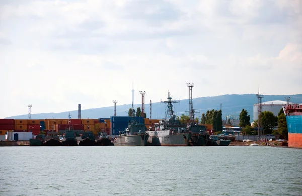 Novorossiysk liman içinde savaş gemileri — Stok fotoğraf