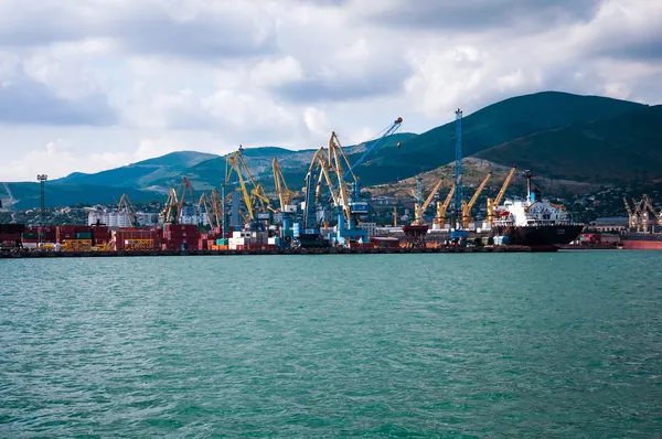在俄罗斯新罗西斯克的货运港口 — 图库照片
