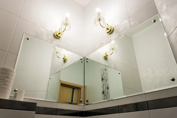 Détail de salle de bain avec miroirs — Photo