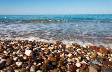 Denizde çakıl taşı plajı