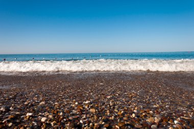 Denizde çakıl taşı plajı