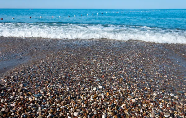 Галечный пляж на берегу моря — стоковое фото