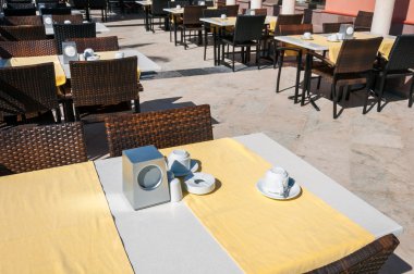boş kafe masaları açık havada