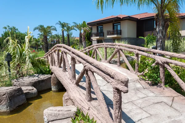 Zierbrücke vor dem Haus — Stockfoto