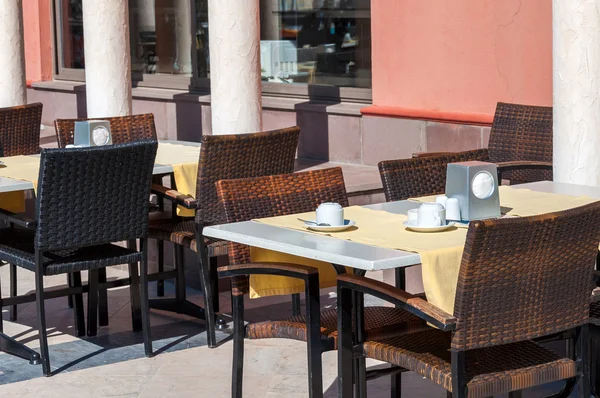 Порожні столики для кафе на відкритому повітрі — стокове фото