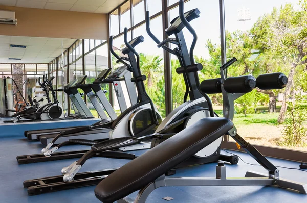 Gimnasio con vistas a la naturaleza — Foto de Stock