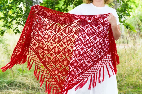 kadın el örme şal içinde tutar.