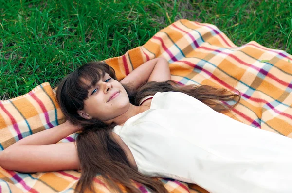 Adolescente couchée sur l'herbe — Photo