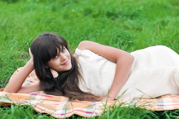 Adolescente menina deitada na grama — Fotografia de Stock