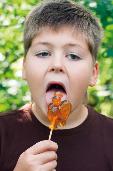 Junge mit Lutscher in der Natur — Stockfoto