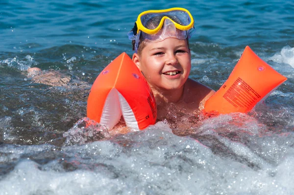 Boy learning to swim with oversleeves — Stock Photo, Image