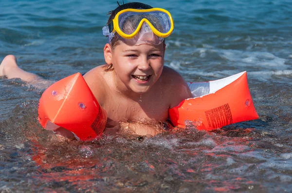 Boy learning to swim with oversleeves — Stock Photo, Image