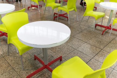 plastik masa ve sandalye bir Café