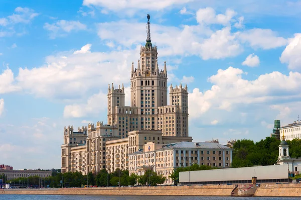 莫斯科，斯大林时代大厦在 kotelnicheskaya 路堤上 — 图库照片