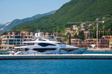 Yat ve Kotor Körfezi 'nde Kumbor' da modern evler. Karadağ