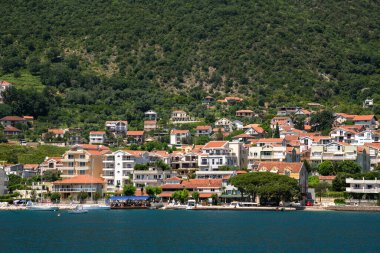 Karadağ 'da Kotor Körfezi manzaralı evler