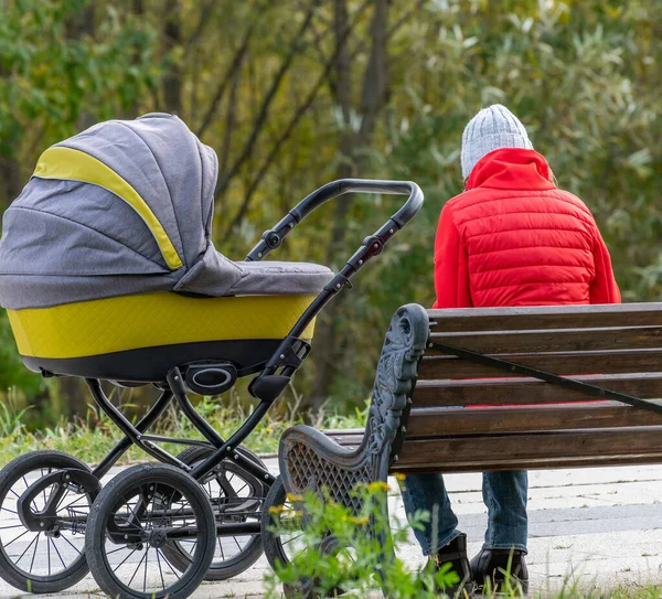 Young Mother Sits Park Bench Next Stroller Child Moscow Russia — Stock Photo, Image