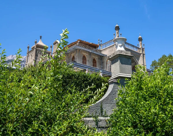 Alupka, Crimea - 10 luglio. Il 2019. Le terrazze della facciata sud di Palazzo Vorontsov, oggi museo — Foto Stock