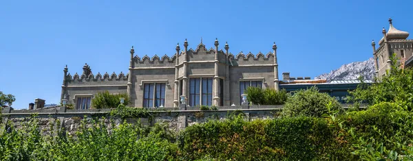 Alupka, la Crimea - 10 de julio. 2019. La fachada del Palacio de Vorontsov, ahora un museo — Foto de Stock