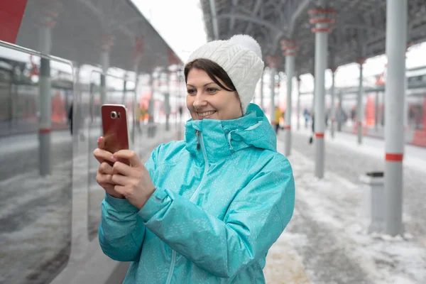 Rusya, Moskova 'daki tren istasyonunda kadın cep telefonuna mesaj yazıyor. — Stok fotoğraf