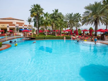 Abu Dabi, BAE - 1 Nisan. 2019. Khalidiya Sarayı dinlenme yerindeki yüzme havuzu.