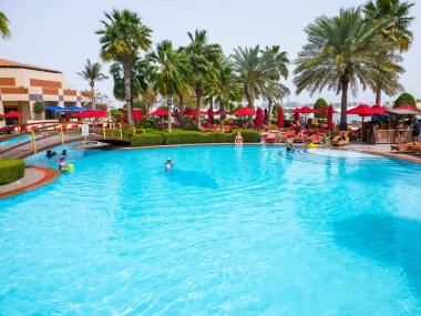 Abu Dabi, BAE - 1 Nisan. 2019. Khalidiya Sarayı dinlenme yerindeki yüzme havuzu.