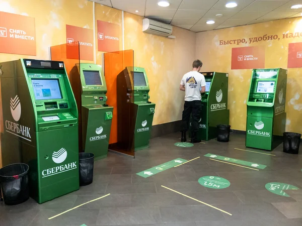 Moscou, Rússia - 25 de janeiro de 2016. Caixa eletrônico no Sberbank, um dos cinco maiores da Rússia — Fotografia de Stock