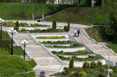 Moskova, Rusya - 16 Mayıs. 2021 yılı. Zelenograd 'da peyzaj tasarımı merdiveni