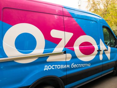 Moskova, Rusya - 4 Mayıs. 2020 yılı. Markalı otomobil şirketi Ozon.ru Internet ticareti