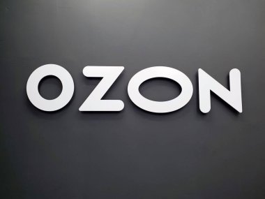 Moskova, Rusya - 4 Mart. 2021 yılı. Özon.ru çevrimiçi mağazasının sipariş noktasının içi