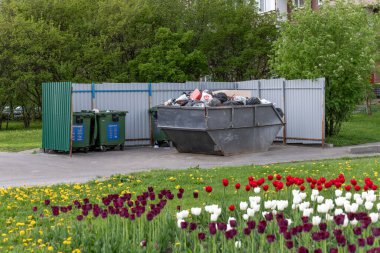 Moskova, Rusya - 16 Mayıs. 2021 yılı. Ev çöpleriyle dolu plastik poşetlerle dolu bir çöp kutusu.