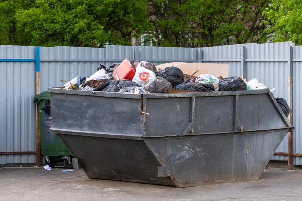 Moskva Rusko Května 2021 Přetékající Odpadkový Koš Plastovými Sáčky Plnými — Stock fotografie