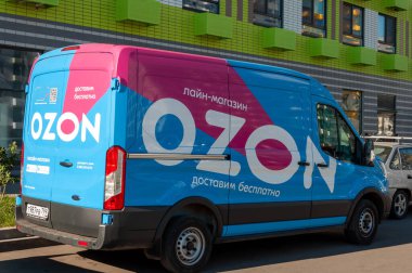 Moskova, Rusya - 8 Eylül. 2021 markalı otomobil şirketi Ozon.ru Internet ticareti