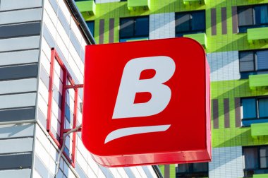 Moskova, Rusya - 8 Ekim. 2021 yılı. Vernyy 'nin logosu - en büyük market perakendecisi.