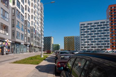 Moskova, Rusya - 8 Ekim. 2021 yılı. Zelenograd 'ın 17. küçük bölgesinde şehir manzarası
