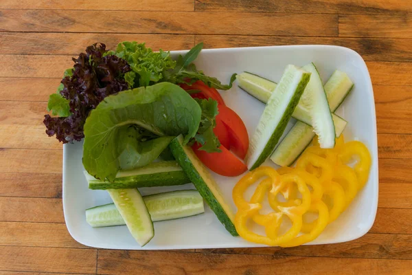 Uma Chapa Verduras Frescas Tomate Pepino Pimentão Amarelo Salada — Fotografia de Stock