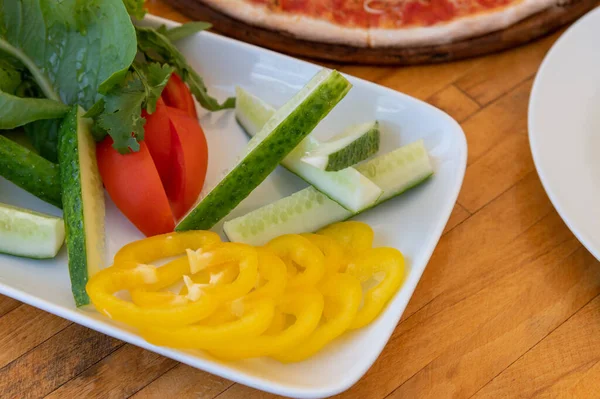 Plato Hortalizas Frescas Tomate Pepino Pimiento Amarillo Ensalada — Foto de Stock