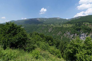 Karadağ 'ın Tara Nehri kanyonundaki dağların manzarası