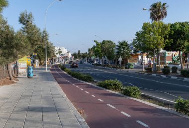 Protaras, Kıbrıs - 6 Ekim. 2019. Cavo Grecko Bulvarı boyunca bisiklet yolu