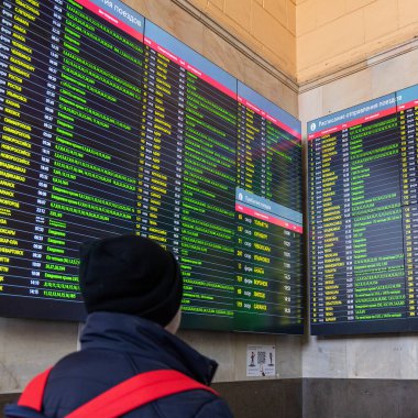 Moskova, Rusya - 20 Şubat. 20201. Sırt çantalı bir genç Kazansky tren istasyonundaki programa bakıyor.