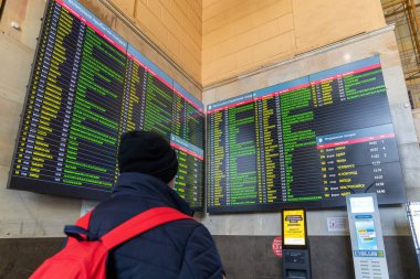 Moskova, Rusya - 20 Şubat. 20201. Sırt çantalı bir genç Kazansky tren istasyonundaki programa bakıyor.